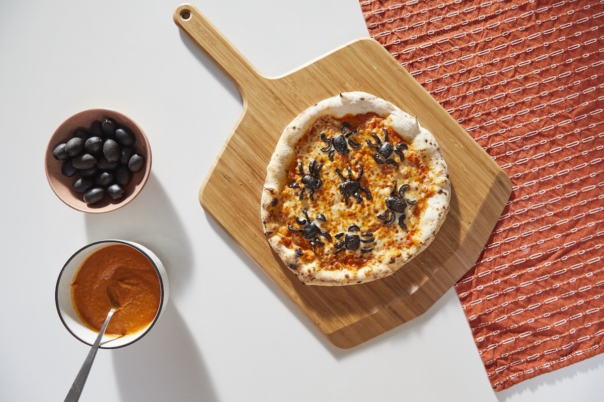 Pizza aux olives « araignées » et sauce à la vodka